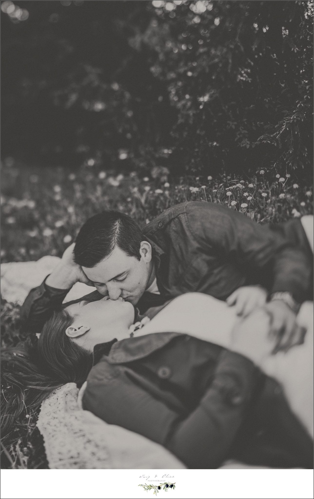 Black and white engagement sessions, photography sessions, happy couples, outdoor sessions, kissing couples