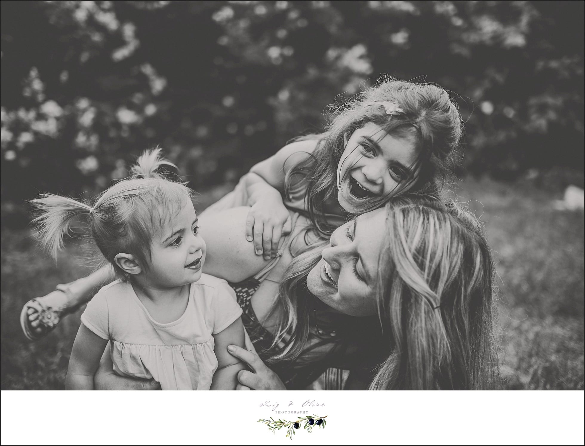 moms and daughters, siblings, big sister, little sister, outdoor sessions, stoic image