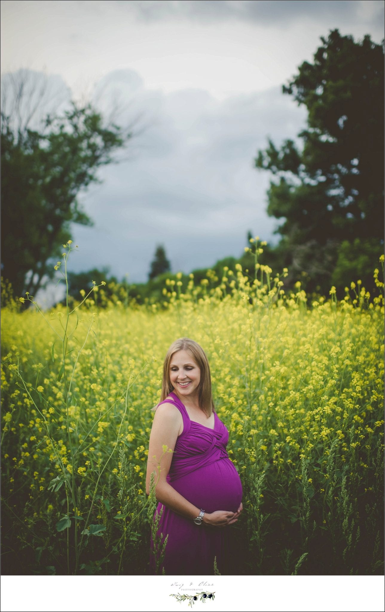 gorgeous mom to be, purple dress, yellow flowers, greenery, maternity sessions, family sessions