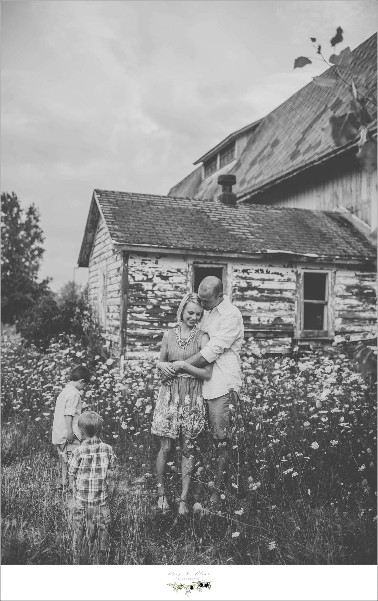 black and white rustic family session, barn, wild flowers